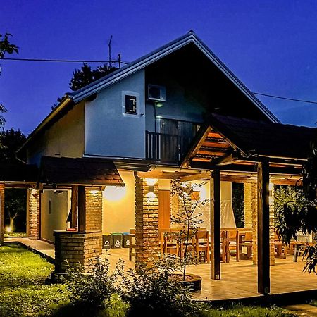 2 Bedroom Gorgeous Home In Mirkovci Vinkovci Buitenkant foto