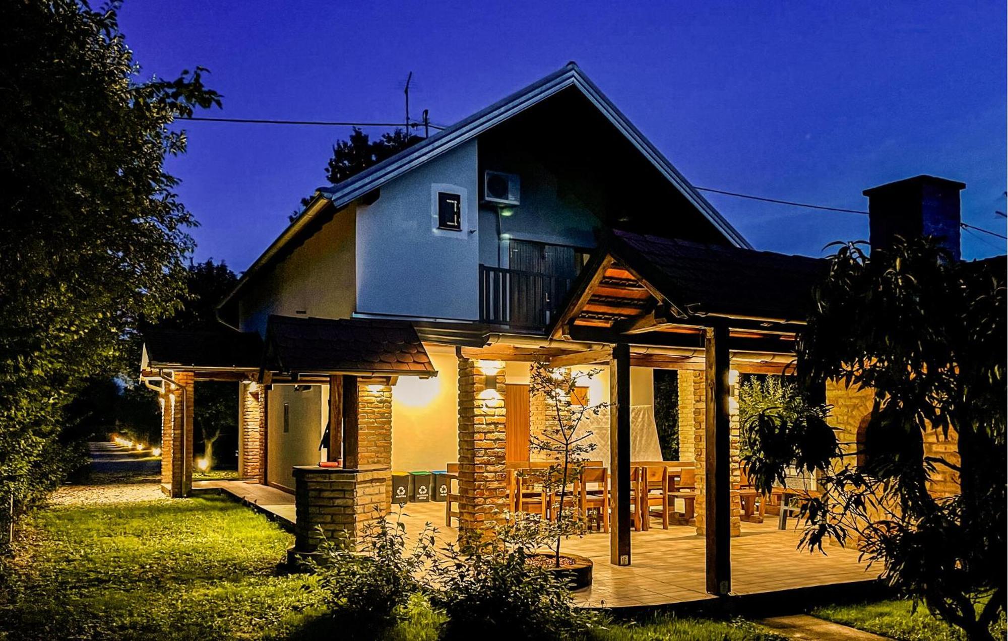 2 Bedroom Gorgeous Home In Mirkovci Vinkovci Buitenkant foto